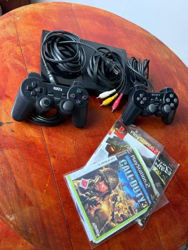 PS2 Slim acompanhado de 2 controles 