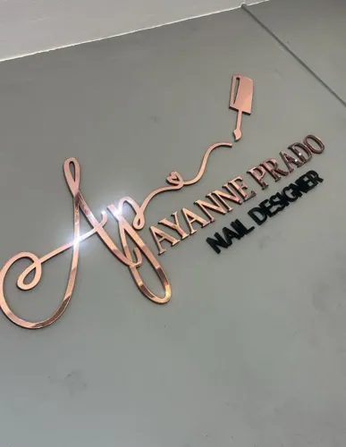 Nome de parede espelhado