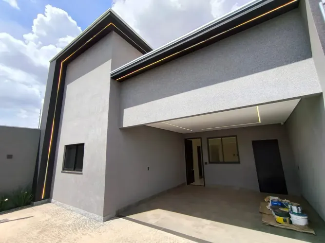 Casa de alto padrão à venda em Rio Verde - GO com 3 quartos, churrasqueira, espaço amplo e