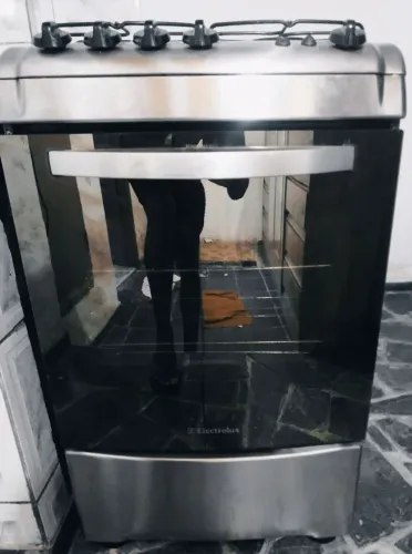 Fogão Electrolux de 4 bocas em inox com porta espelhada