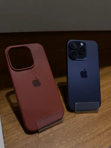 iPhone 15 Pro azul titânio semi novo perfeito