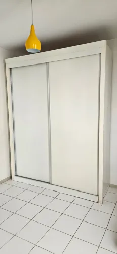 Guarda-roupa casal com portas de correr