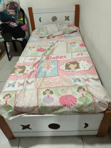 Cama de Solteiro Semi nova com colchão