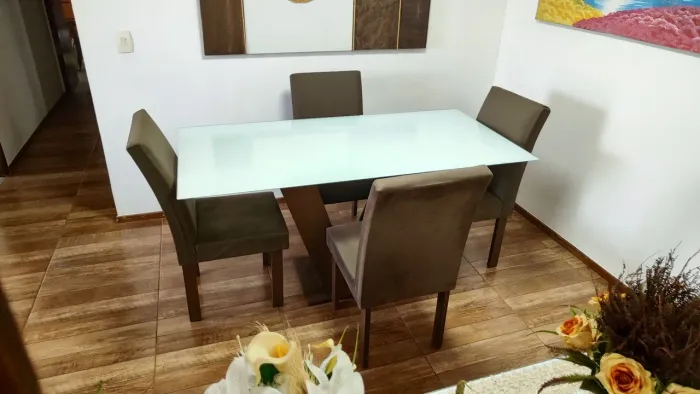 Mesa de jantar com tampo de vidro (4 cadeiras)