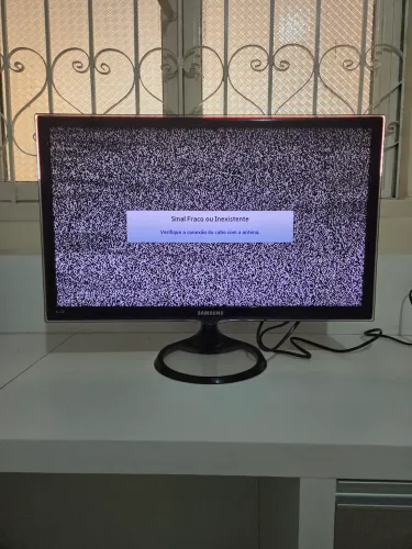 TV Samsung 32 polegadas com suporte de parede