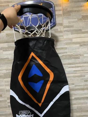 Cesta de basquete e cesto de roupa suja 
