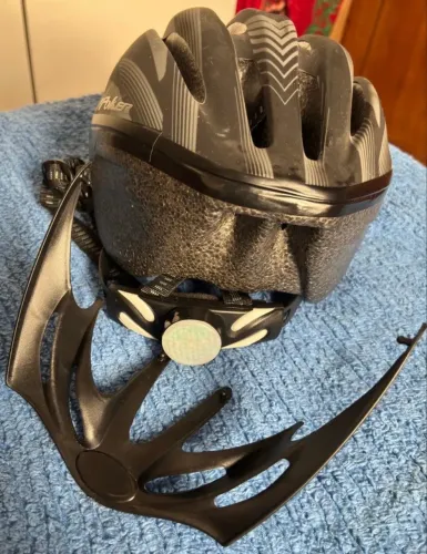 Capacete de Ciclismo Poker Original com Sinalizador LED - Segurança e Conforto