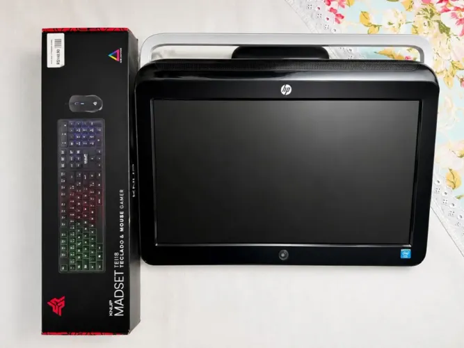 Vendo computador acomplado a tela