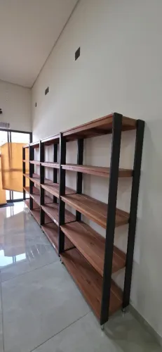 Vende-se prateleiras, gôndolas e balcão caixa