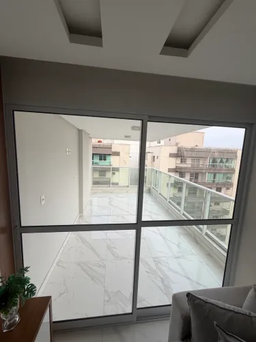 Porta NOVAS de alumínio cor branco com vidros, composta de 2 portas com vidros