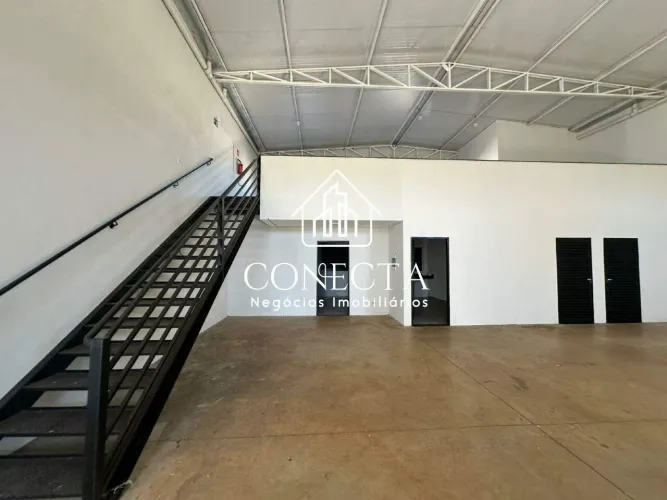 Galpão comercial para locação com mezanino no Novo Mundo em Uberlândia
