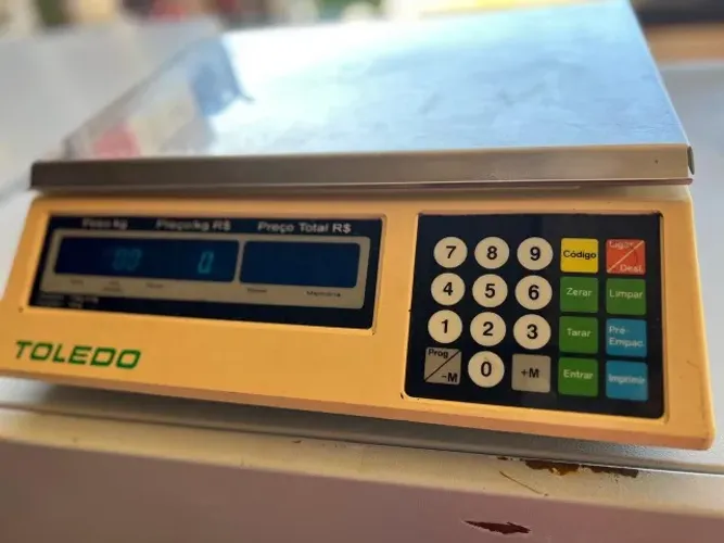 Balança Toledo 15 kilos divisão de 5 gramas tem que aferir novamente bem conservada