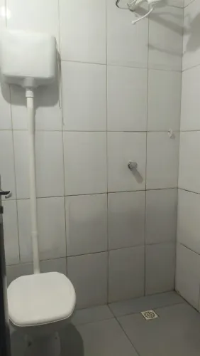 Alugo casa de fundo com 3 quartos
