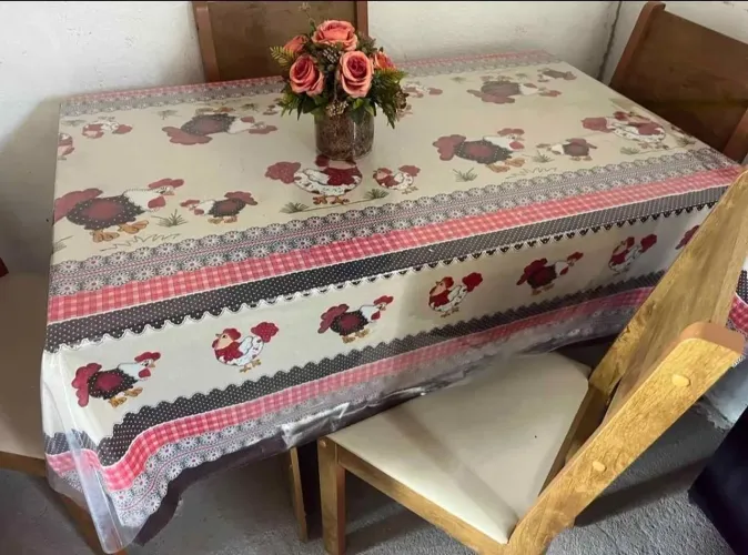 Mesa de madeira com 4 cadeiras em MDF completa