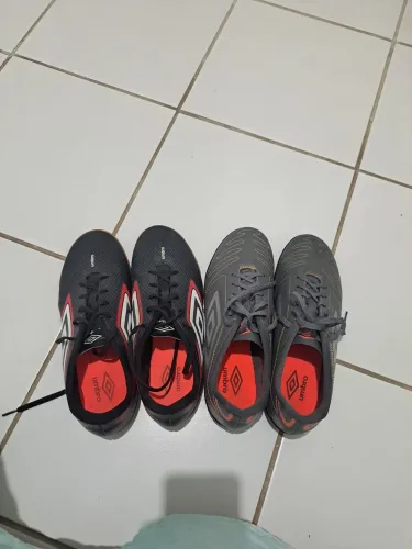 Kit com 2 chuteiras Umbro originais