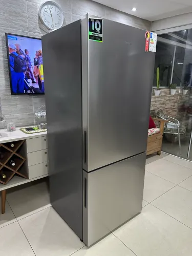 Geladeira Hisense inverse e inverter 220v, bem novinha.