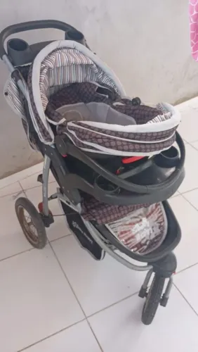 Carrinho de bebê com bebê conforto