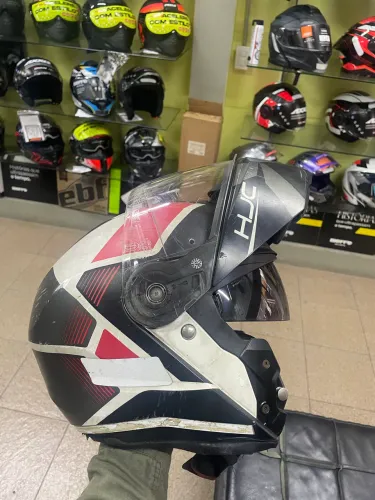 um capacete articulado HJC i90 na cor preto, branco e vermelho