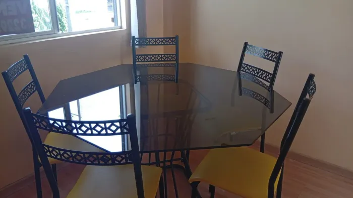 mesa de vidro com 5 cadeiras