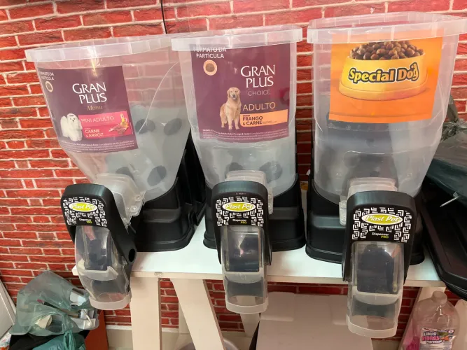 Dispensar de ração para pet shop, 18 litros sendo 3 dispenser 500,00 os três