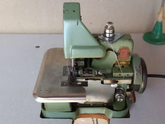 Vendo máquina overlock