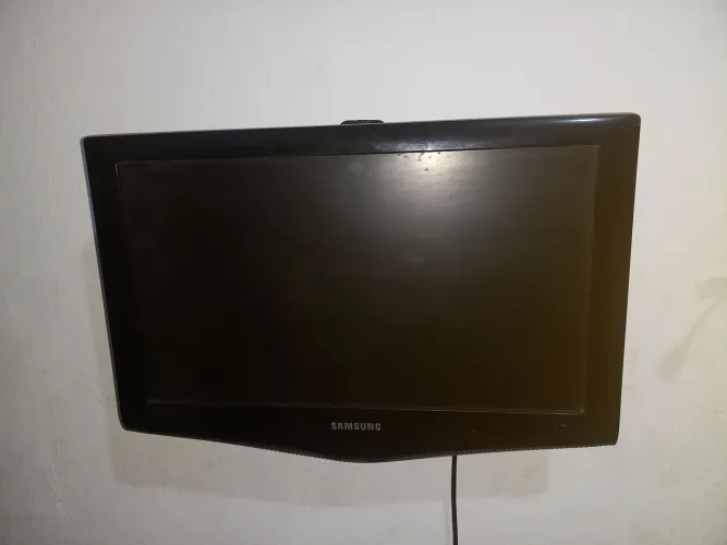 Monitor TV Samsung c/ controle e suporte