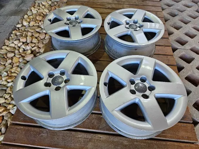 Rodas Originais Audi A3 8L Aro 15 5x100 ET38 - Com Calotinhas - Compatível com VW