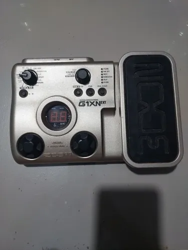 Pedaleira Zoom G1X Next com pedal de Wah Wah e Afinador