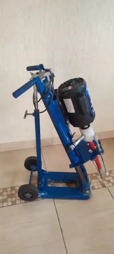 Perfuratriz para instalação de cerca de proteção de piscina.
