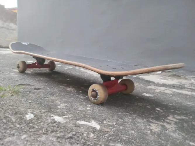 Skate semi novo