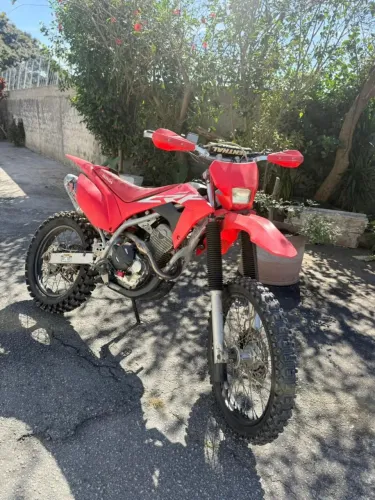 CRF 250F COM VÁRIOS ACESSÓRIOS 