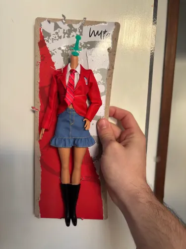 Corpo Barbie RBD com uniforme e caixa.