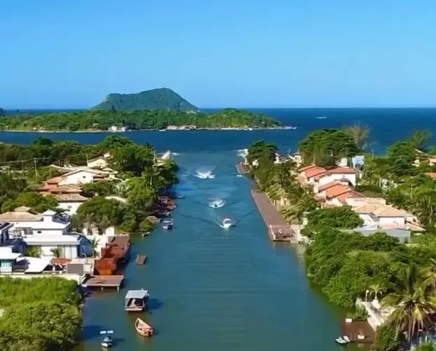 TERRENO À VENDA EM BÚZIOS PRÓXIMO À PRAIA E AO CANAL NAVEGÁVEL