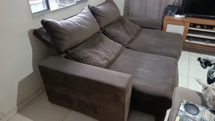 Vendo sofá bem conservado. 580,00 Motivo da venda: Ganhei outro.