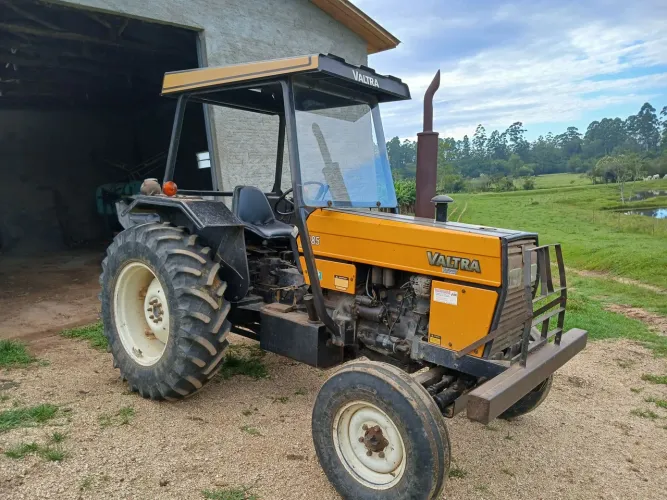 Vendo valtra 685 4×2 .