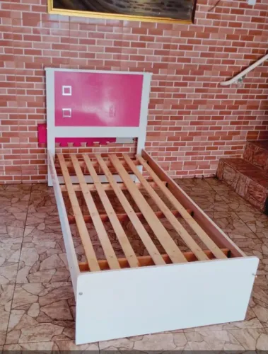 Cama de solteiro s/colchão