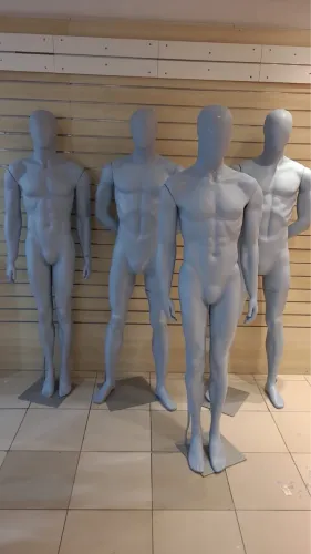 Kit com 4 Manequins Masculinos Corpo Inteiro em Fibra - Excelente Estado
