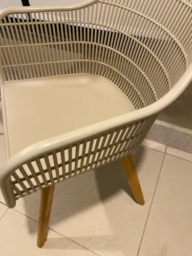 Vendo Cadeira Agnes com braço mude
