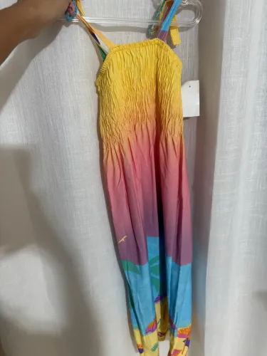 Vestido colorido de praia
