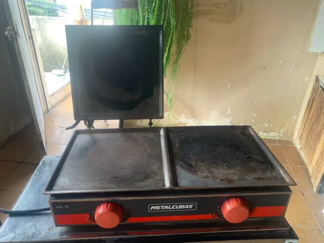 Chapa elétrica Metalcubas dupla com prensa 127 vts