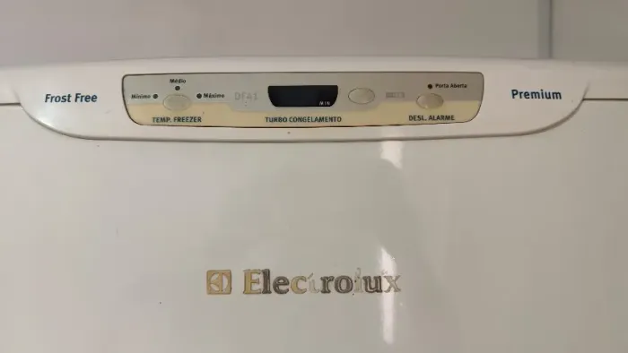 Geladeira ELectrolux - Frost Free- Premium - DFF 44. Com defeito (parou de gelar).