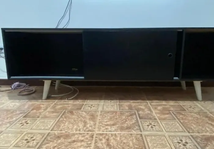 Rack preto para sala