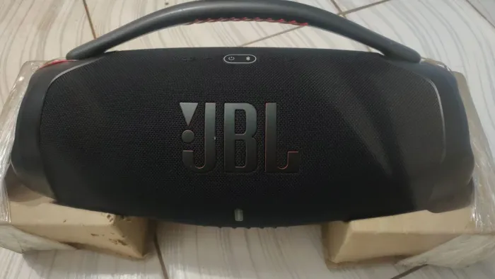 Vendo uma bombox 3 muito conservada tem o suporte e a caixa  *