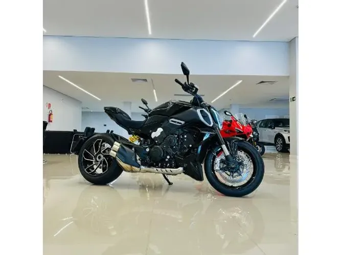 DUCATI DIAVEL V4