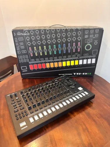 Roland TR-8S | Drum Machine *IMPECÁVEL*