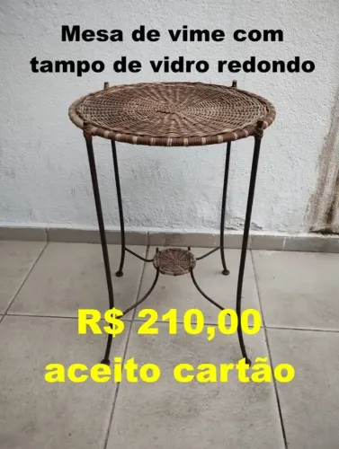 Mesa de vime com tampo de vidro