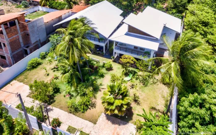 2 belas casas em amplo terreno. Divididas em cinco apartamentos.