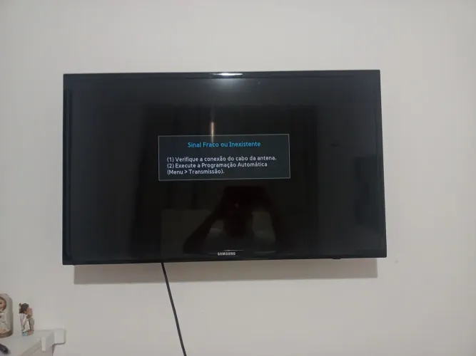 Tv Samsung 32 polegadas, não é smart . Vai com o suport