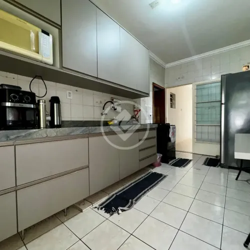 # Vende-se casa com piscina , 03 quartos , sendo 01 suíte com cloused , jardim de inverno