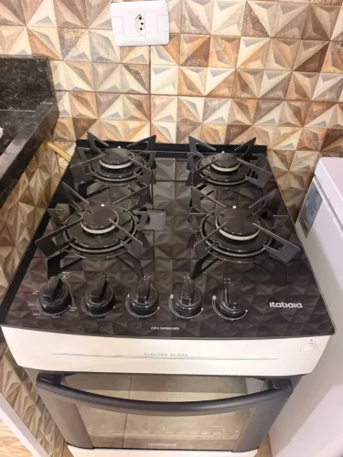 Vendo fogão Itatiaia com tampo de vidro